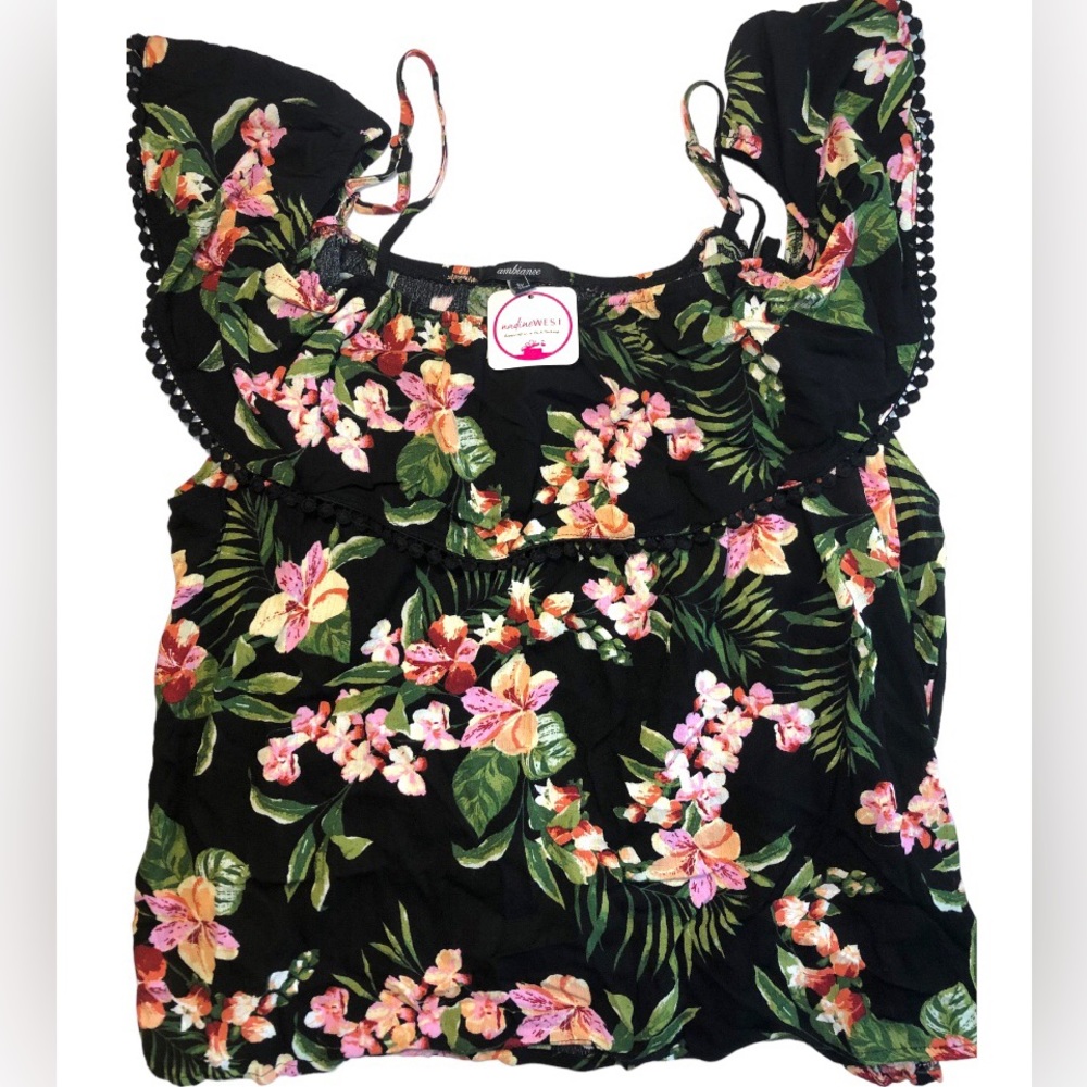 ⭐️NADINE WEST SUMMER TOP W/PEEK-A-BOO SHOULDERS⭐️